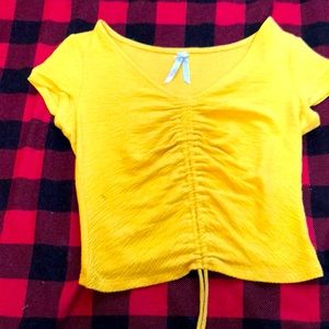 Cropped yellow shirt with a pull string